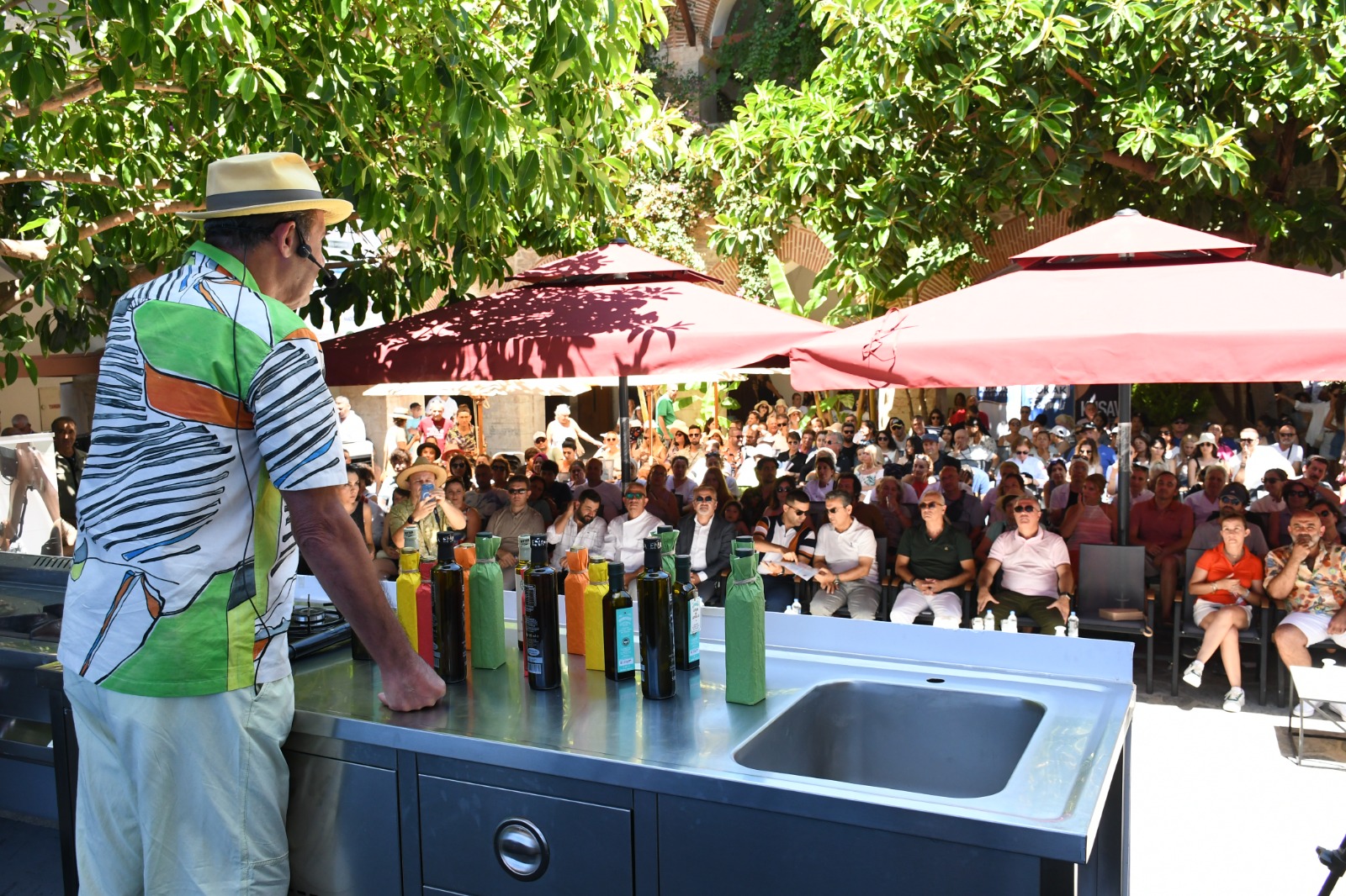 KUŞADASI SOKAK FESTİVALİNİN İKİNCİ GÜNÜ ZEYTİNYAĞI TADIM ATÖLYESİ İLE BAŞLADI