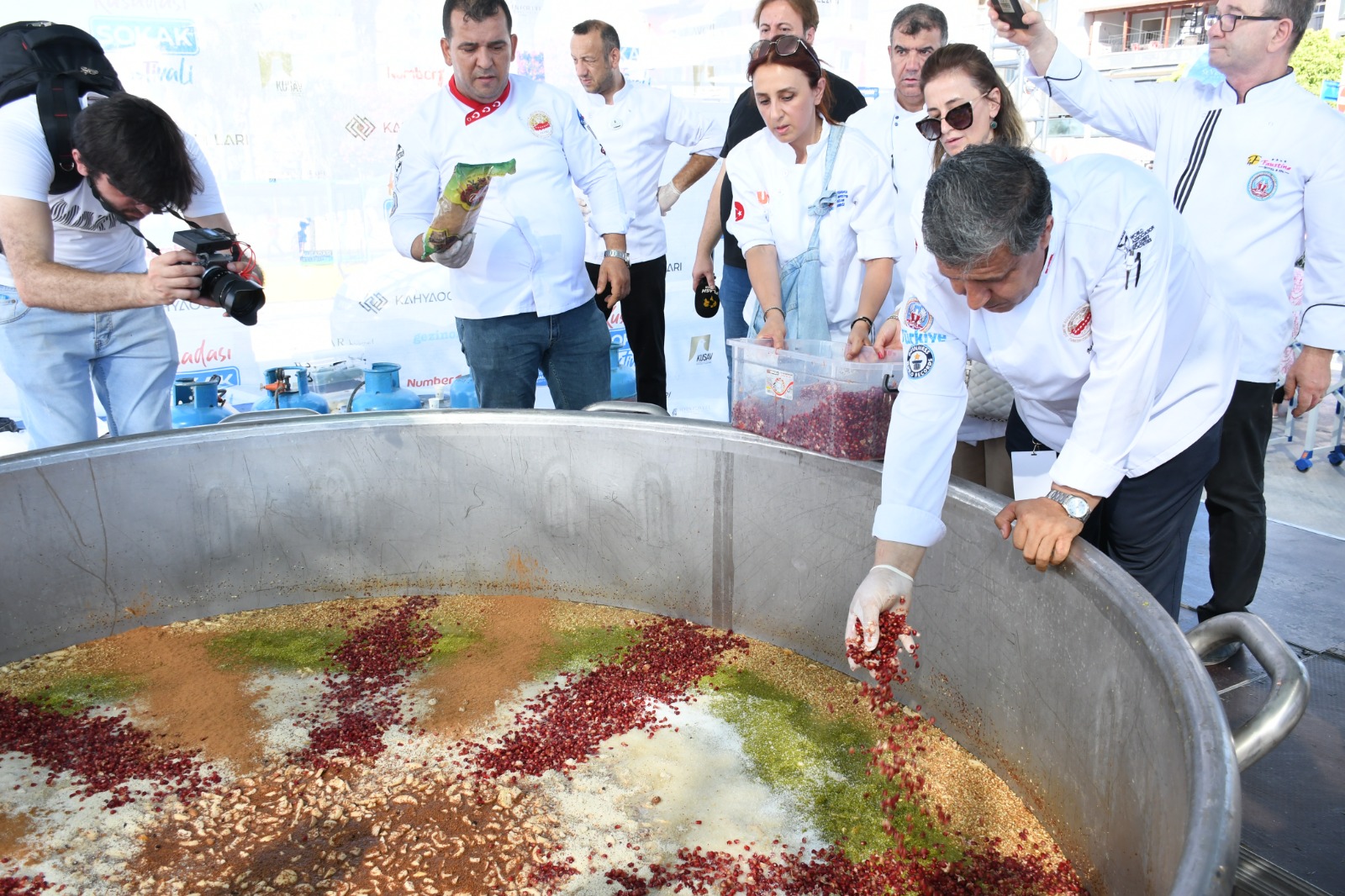 SOKAK FESTİVALİNİN DEV KAZANI BU KEZ DAYANIŞMA İÇİN KAYNADI