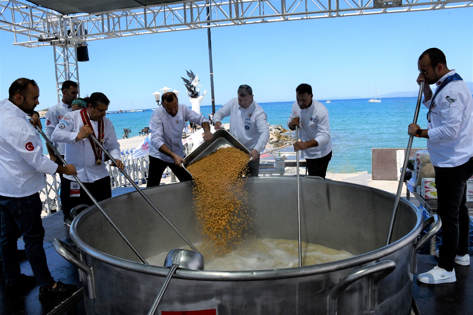 SOKAK FESTİVALİNİN DEV KAZANI BU KEZ DAYANIŞMA İÇİN KAYNADI