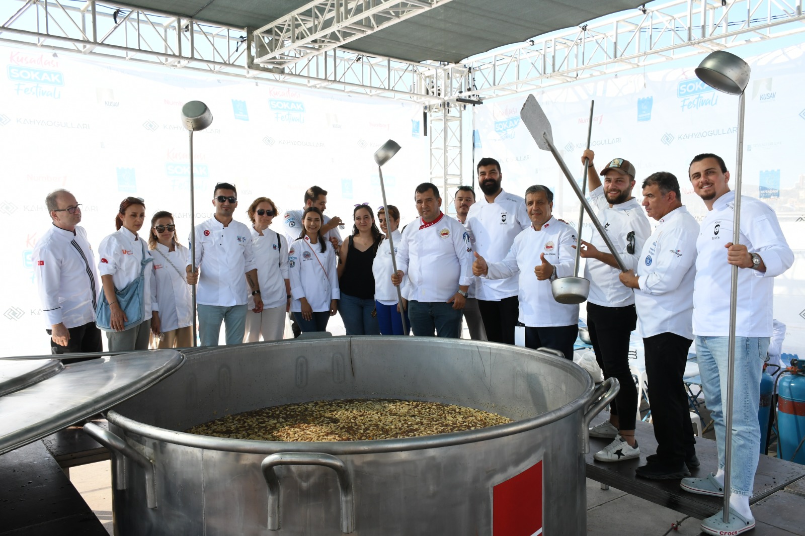 SOKAK FESTİVALİNİN DEV KAZANI BU KEZ DAYANIŞMA İÇİN KAYNADI