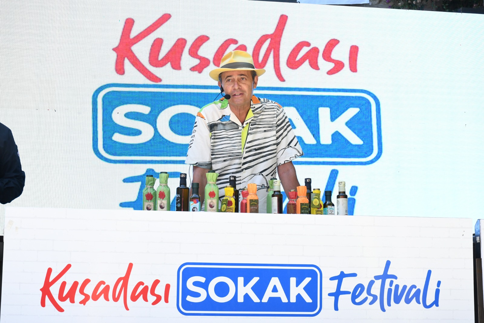 KUŞADASI SOKAK FESTİVALİNİN İKİNCİ GÜNÜ ZEYTİNYAĞI TADIM ATÖLYESİ İLE BAŞLADI