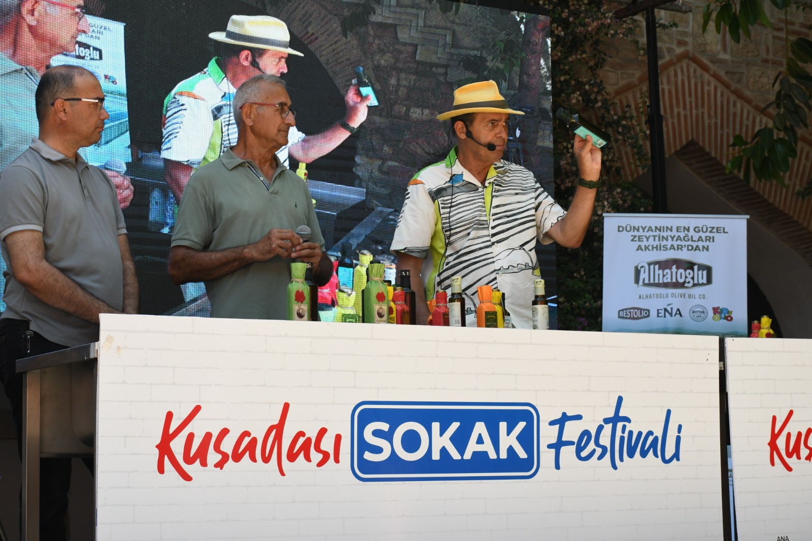 KUŞADASI SOKAK FESTİVALİNİN İKİNCİ GÜNÜ ZEYTİNYAĞI TADIM ATÖLYESİ İLE BAŞLADI