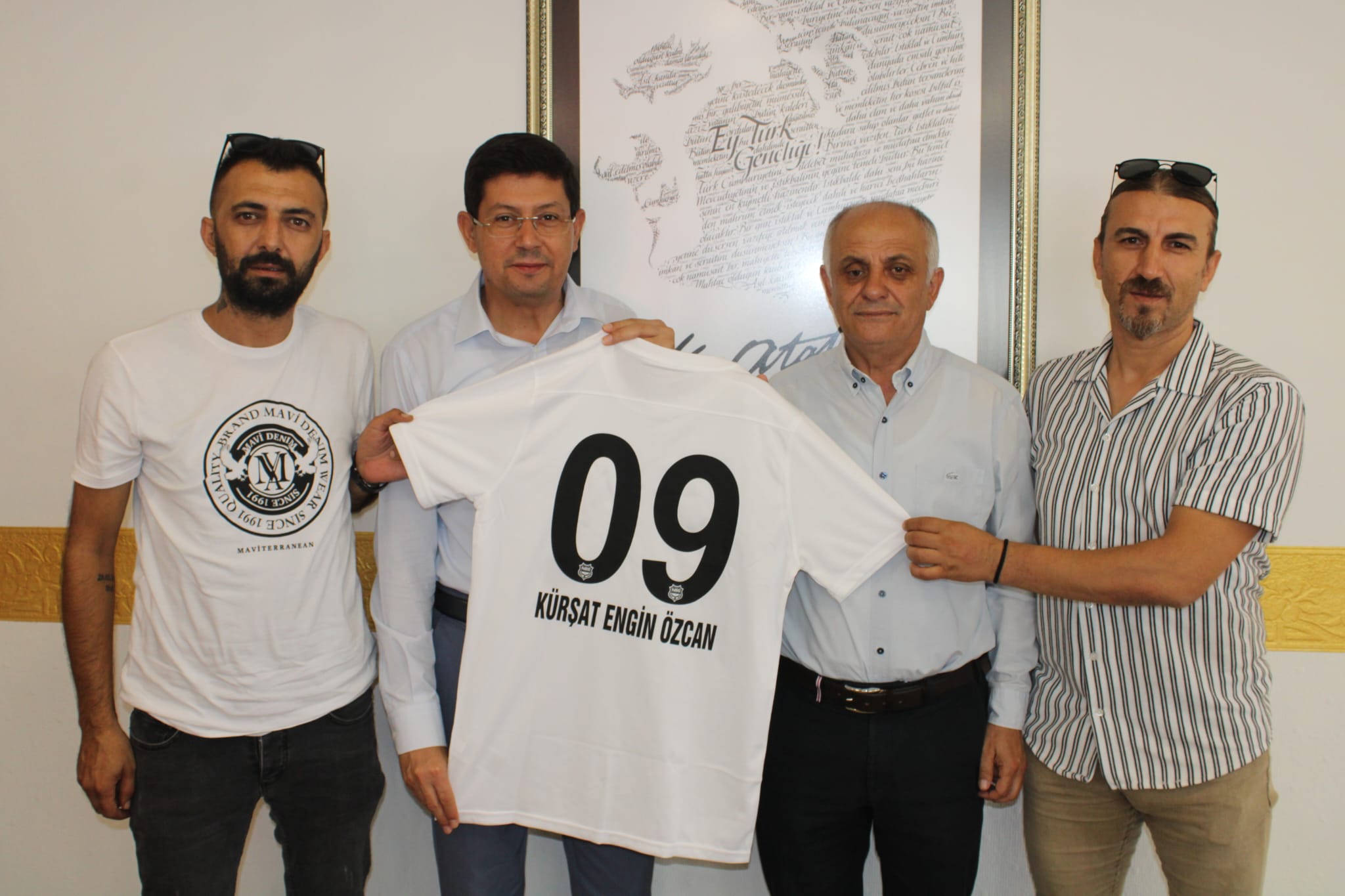 Başkan Urkay Forma Hediye etti