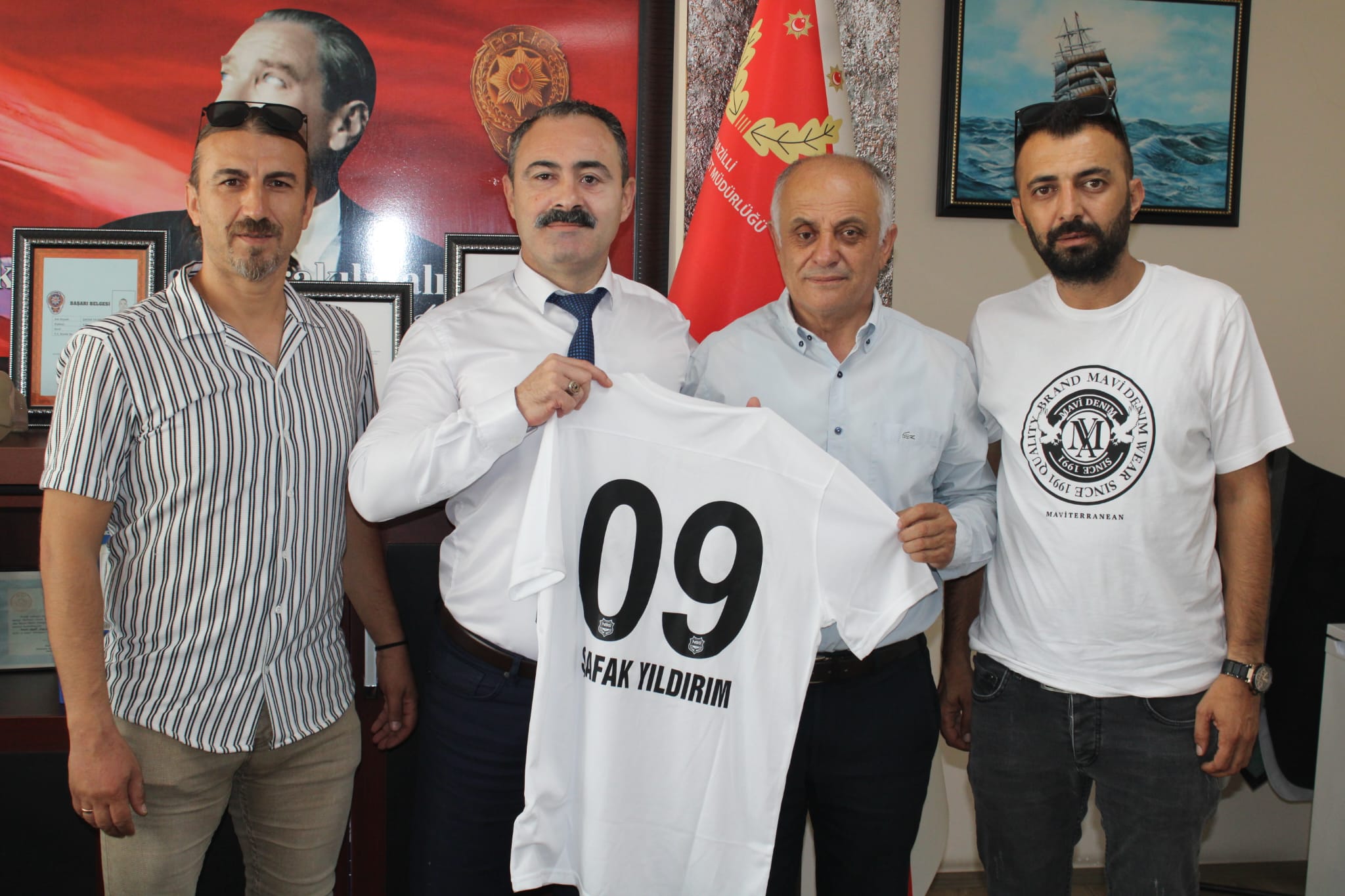 Başkan Urkay Forma Hediye etti