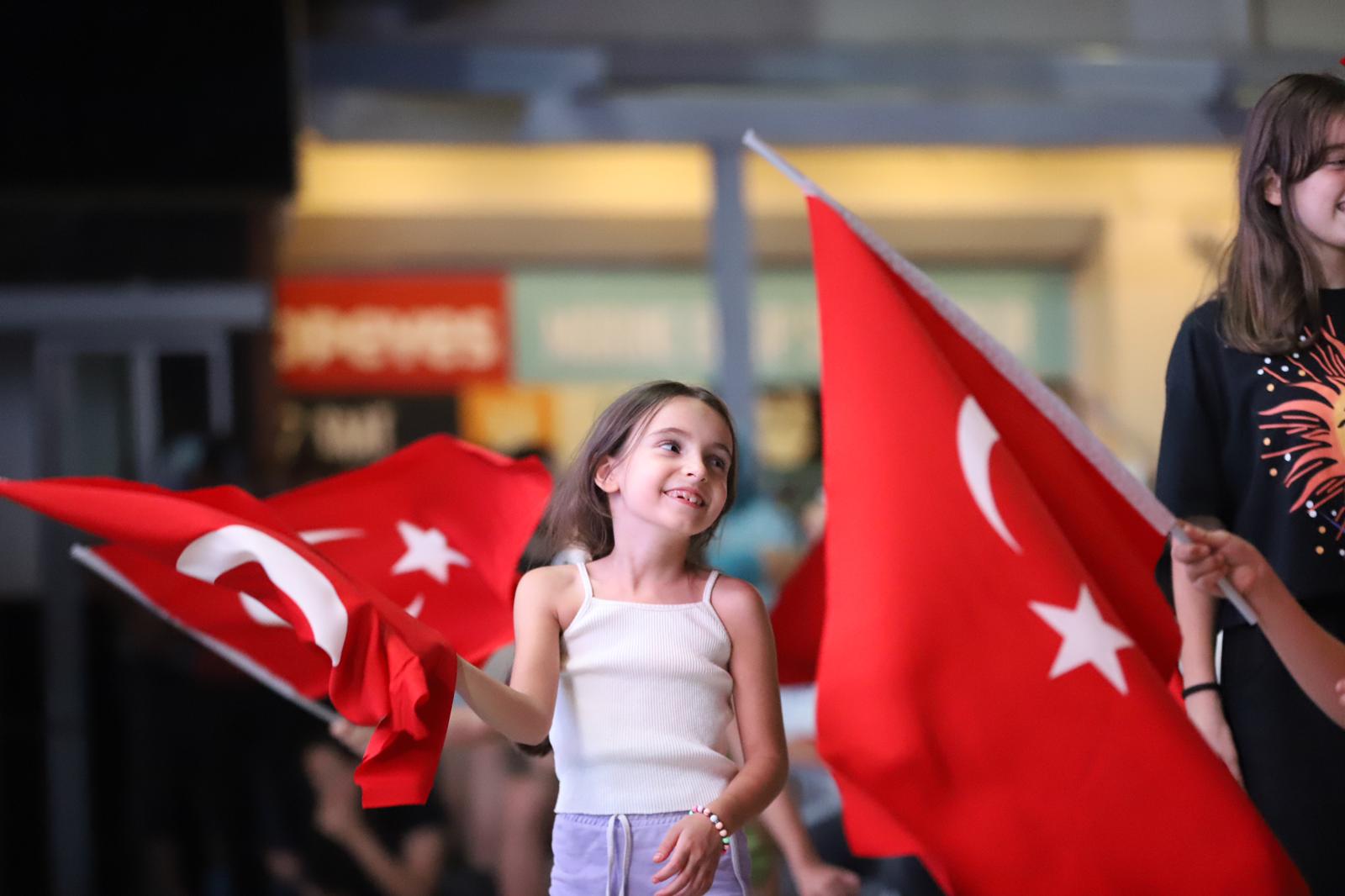 "Şampiyonluk Coşkusu Meydanlara Sığmadı"