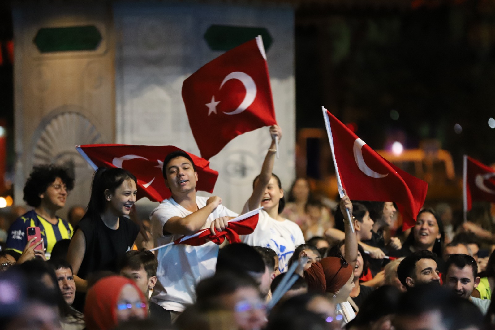 "Şampiyonluk Coşkusu Meydanlara Sığmadı"