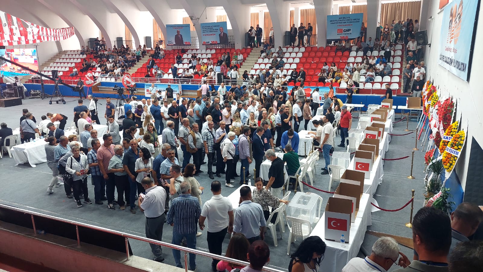 CHP’de Hikmet saatçi güven tazeledi.