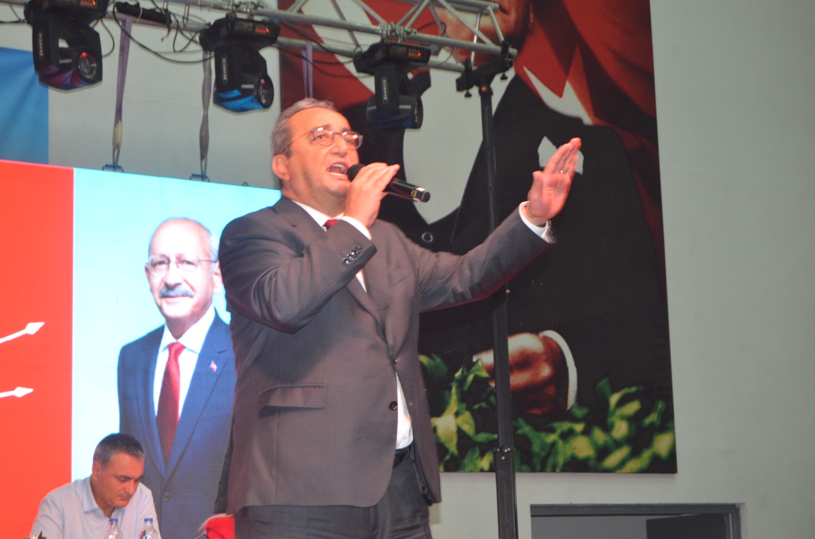 CHP’de Hikmet saatçi güven tazeledi.