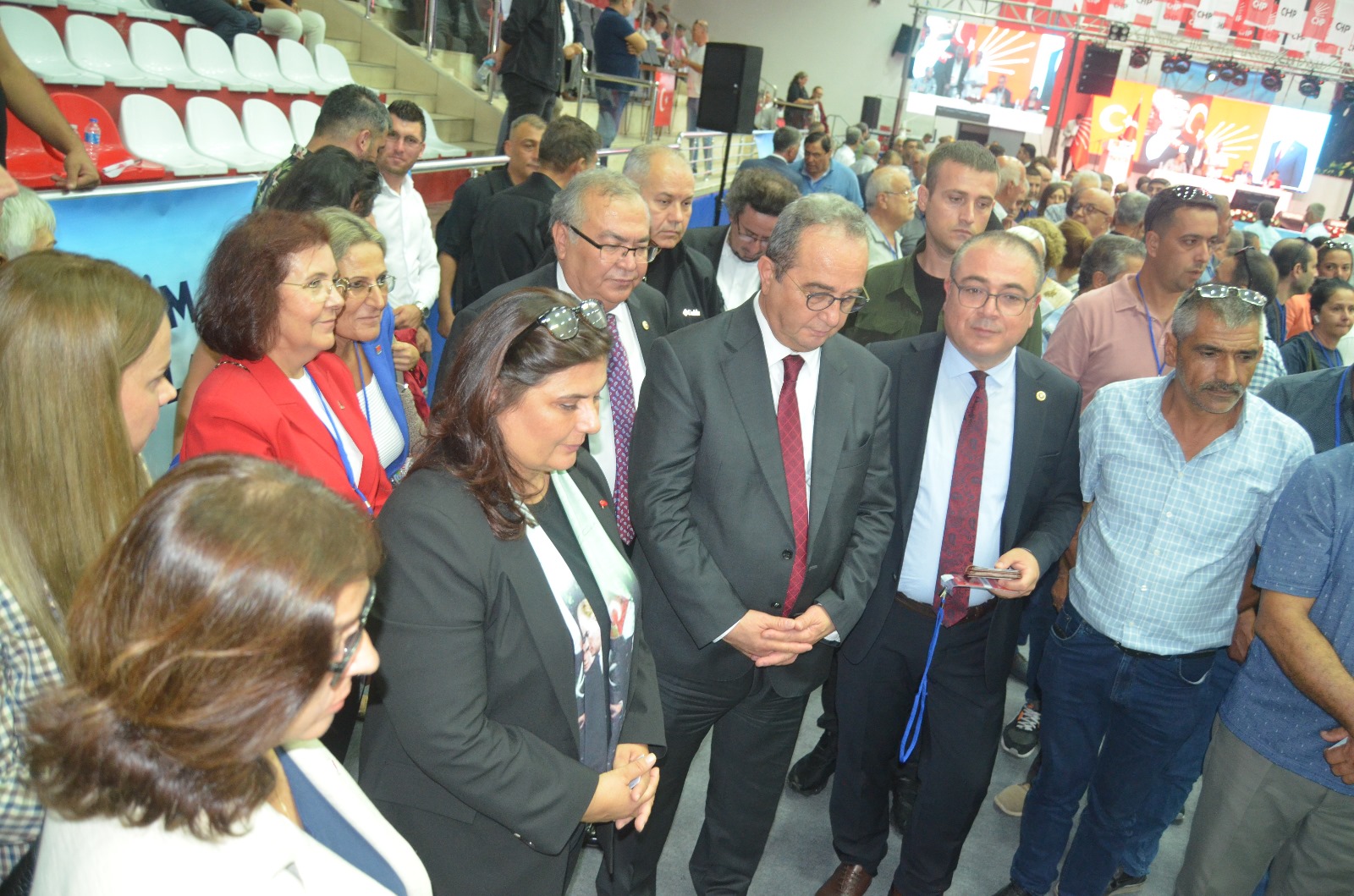 CHP’de Hikmet saatçi güven tazeledi.