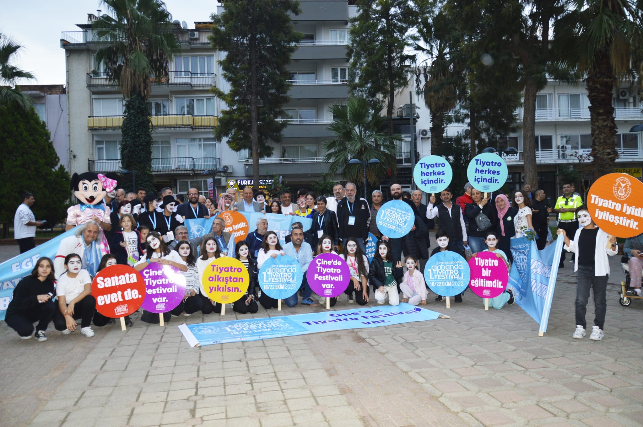 ÇİNE BELEDİYESİ 1. ALABANDA TİYATRO FESTİVALİ BAŞLADI