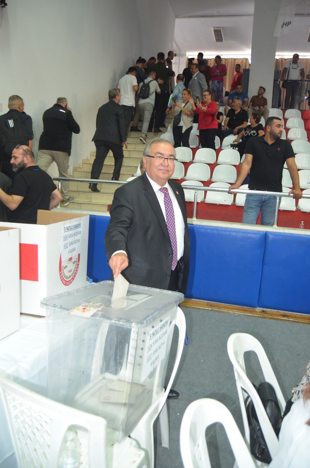 CHP’de Hikmet saatçi güven tazeledi.