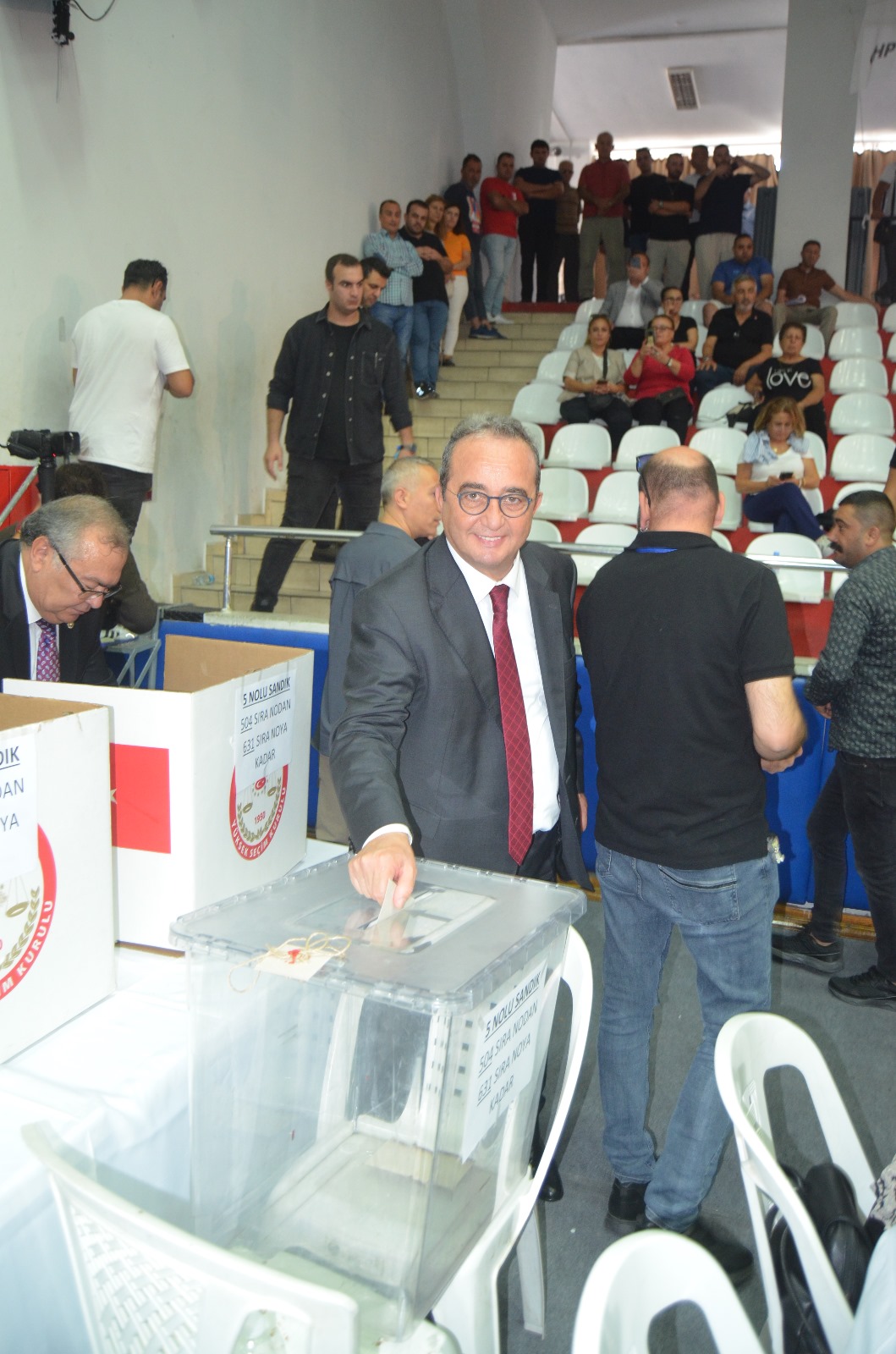 CHP’de Hikmet saatçi güven tazeledi.