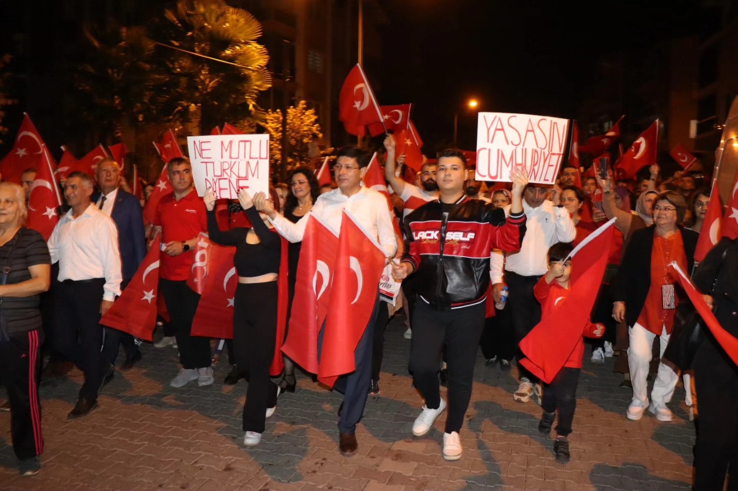 Nazilli Cumhuriyet Coşkusunu Fener Alayı ile taçlandırdı