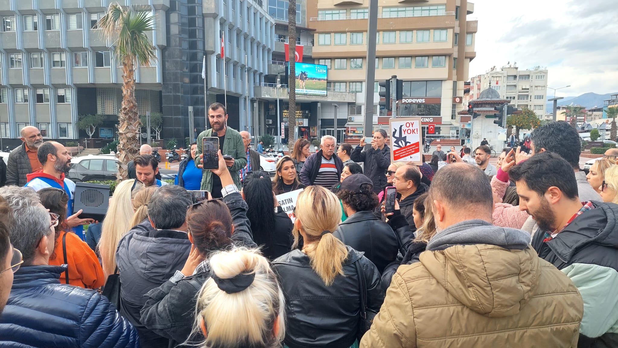 Akbaş’tan hayvanseverlere destek