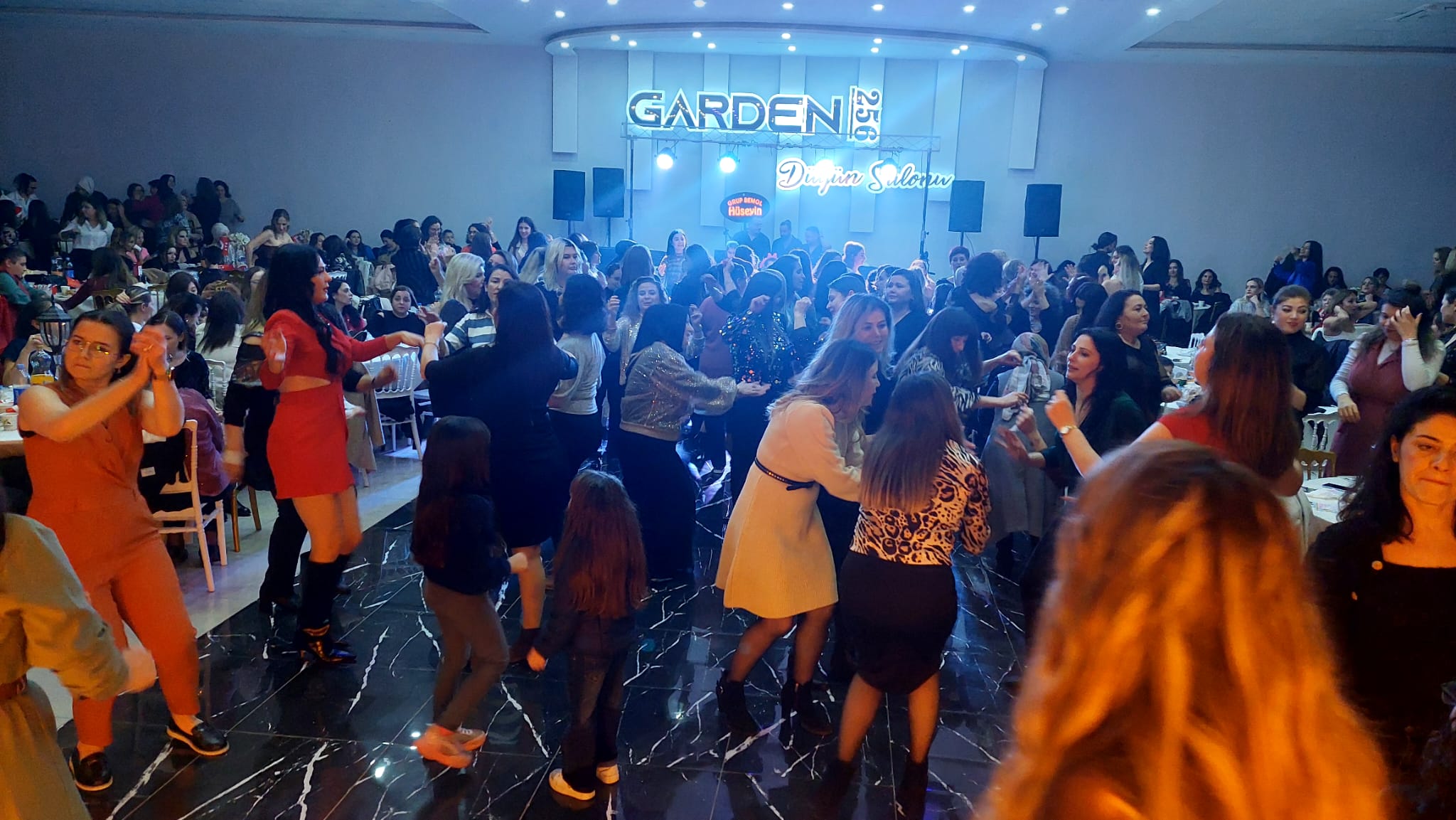 Kadınlar ŞAHSENEM'li matine'de vur patlasın çal oynasın