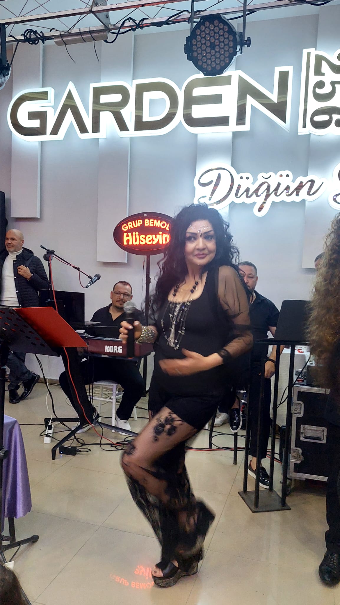 Kadınlar ŞAHSENEM'li matine'de vur patlasın çal oynasın