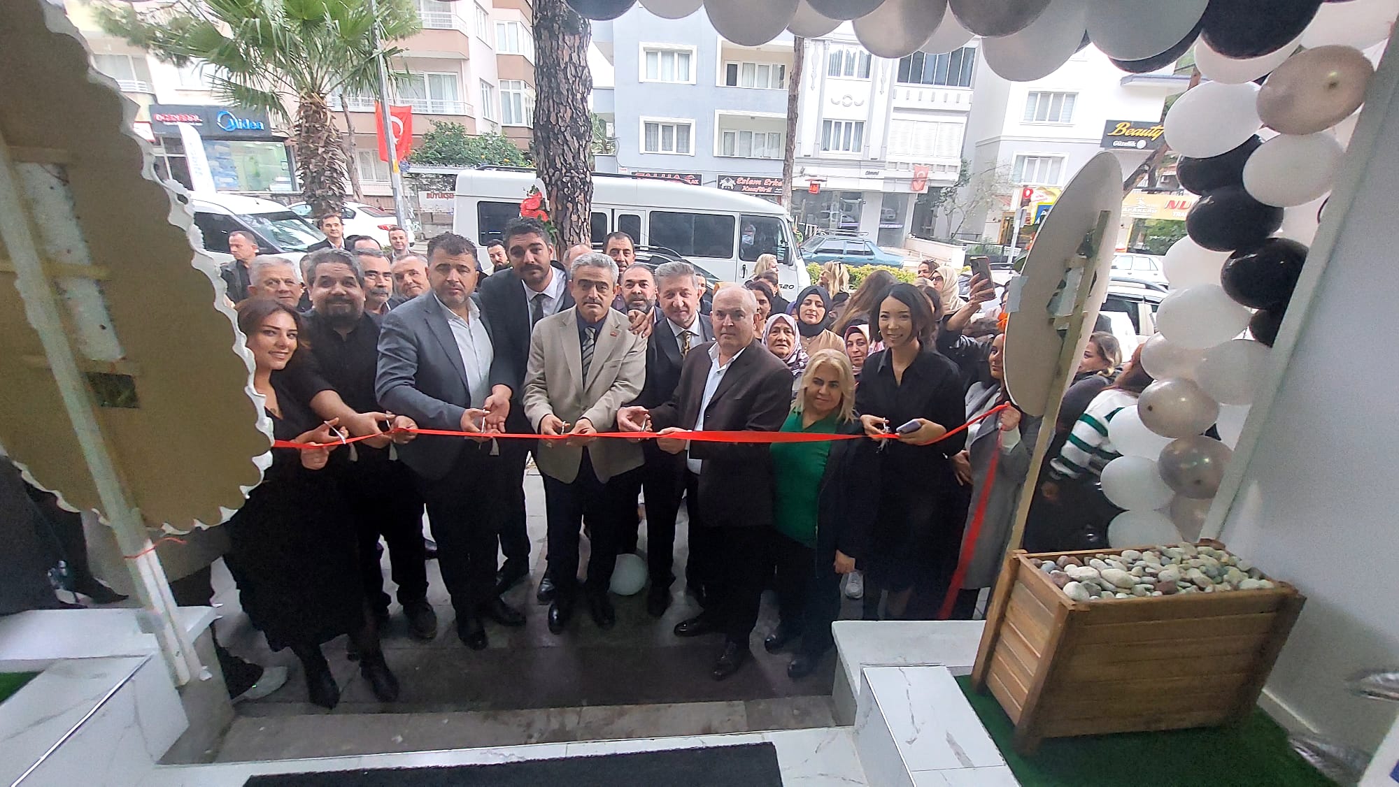 CNM Saç ve Güzellik salonu hizmete girdi.