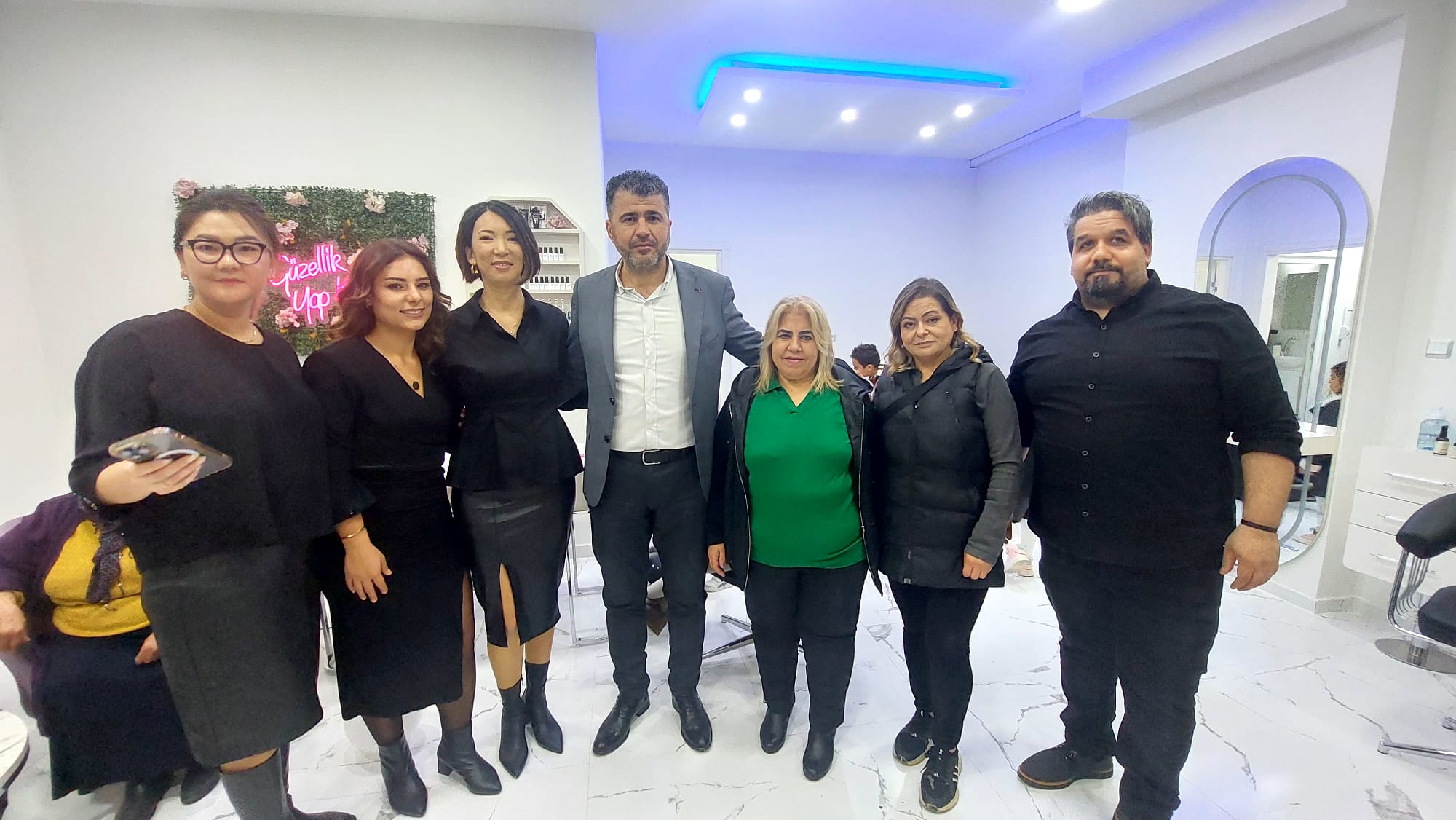 CNM Saç ve Güzellik salonu hizmete girdi.