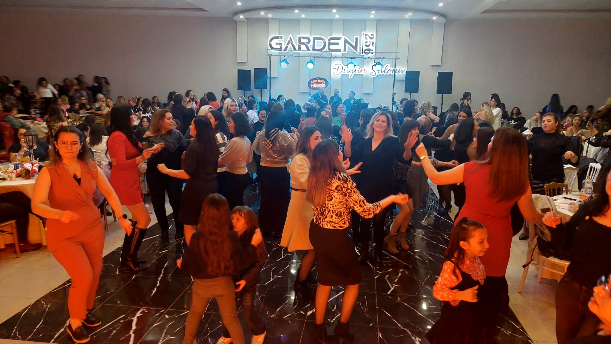 Kadınlar ŞAHSENEM'li matine'de vur patlasın çal oynasın