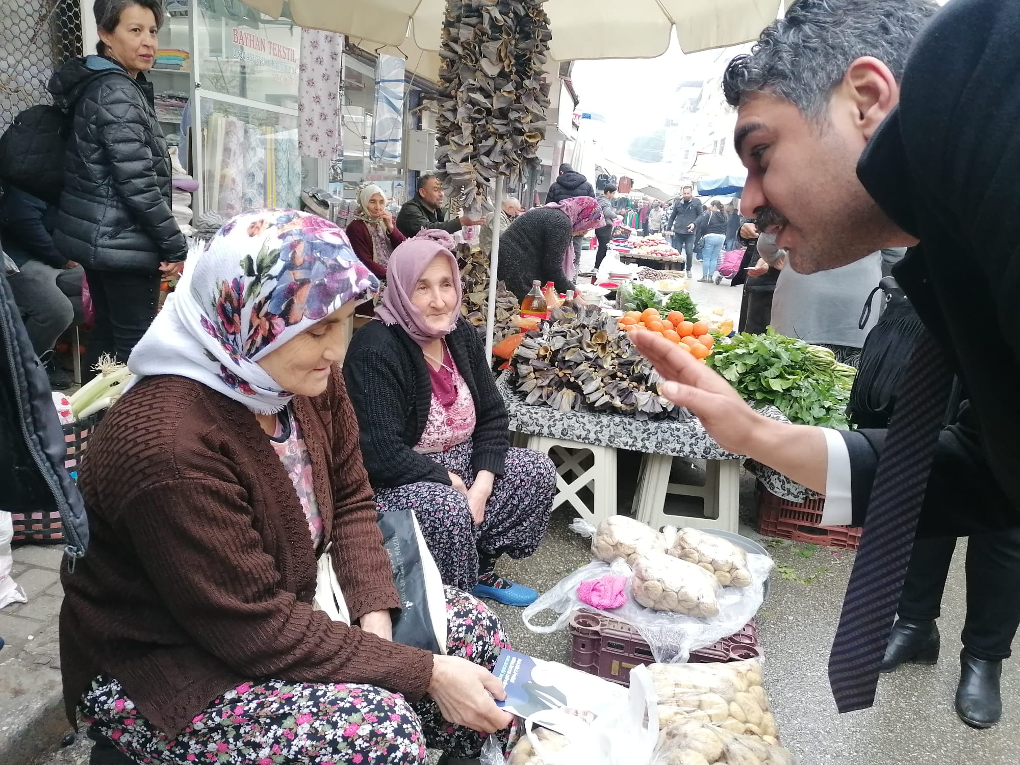 Ali Çetinkaya’ya Perşembe Pazarı’nda büyük ilgi