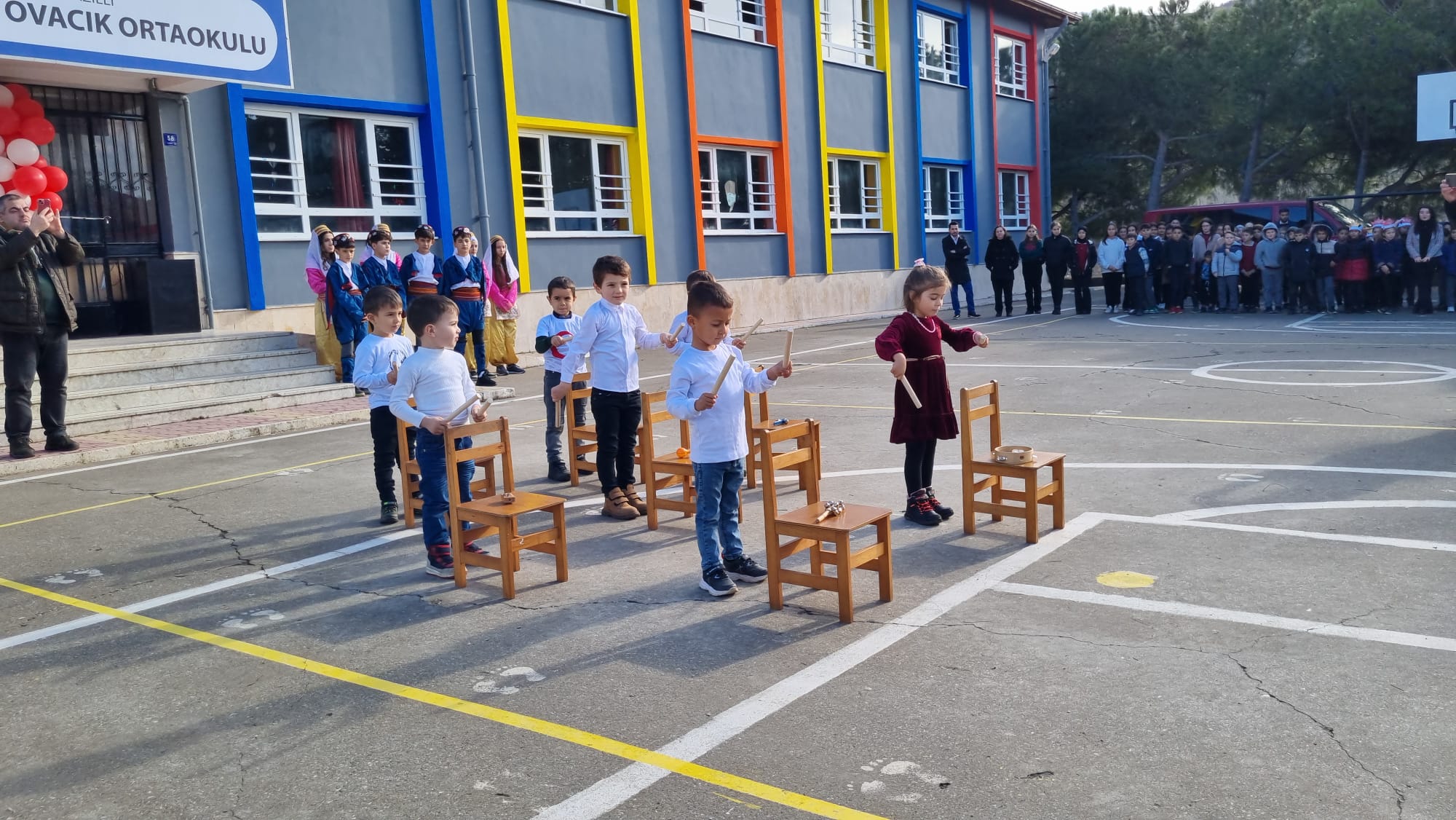 Çocuklar karnelerini aldılar