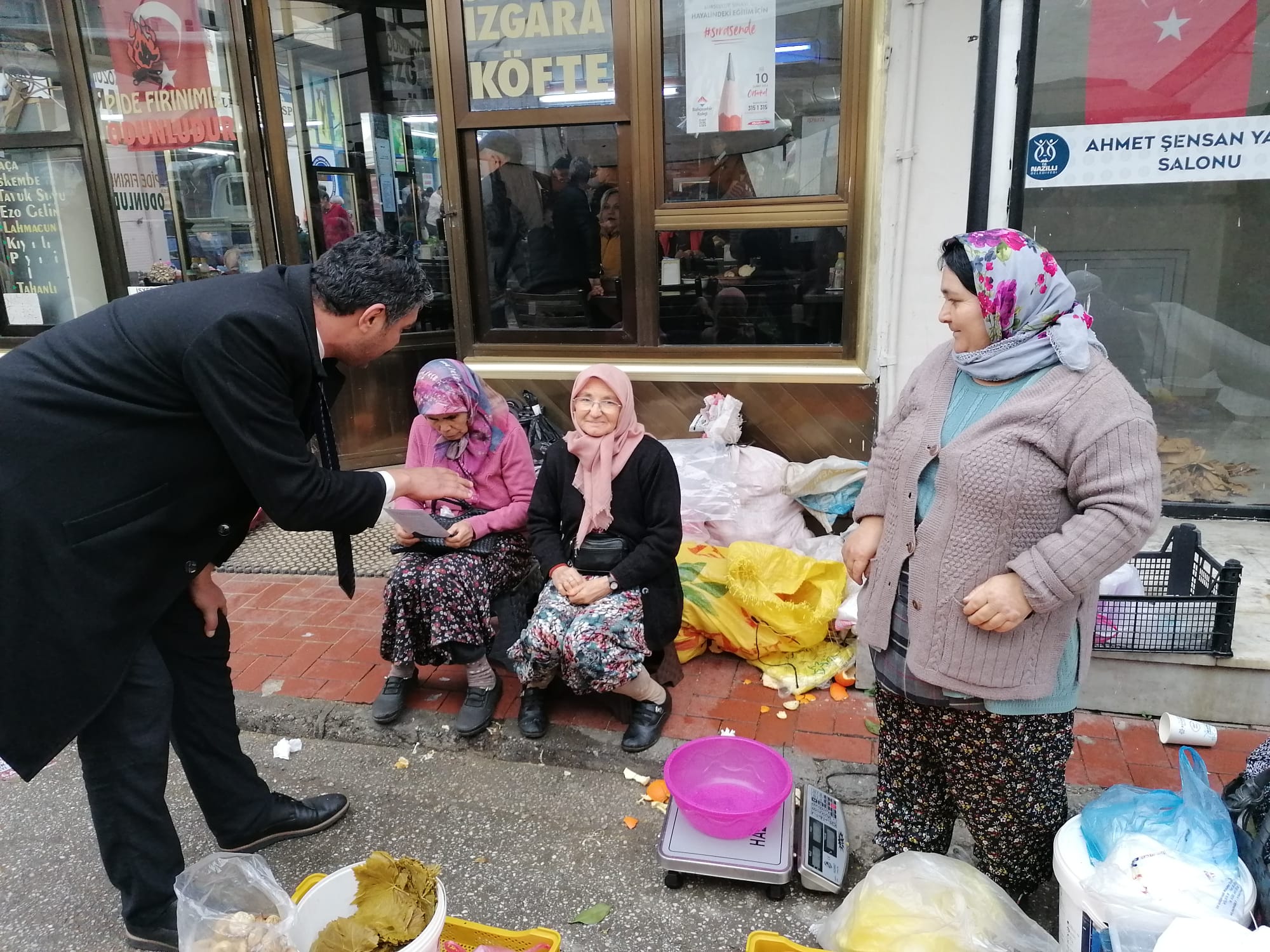 Ali Çetinkaya’ya Perşembe Pazarı’nda büyük ilgi
