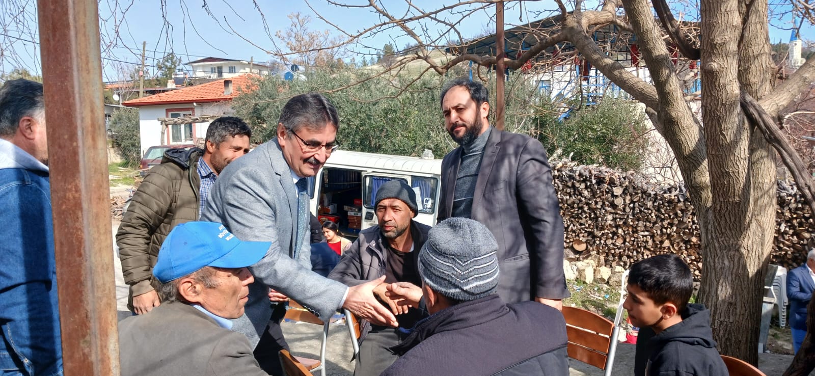 Zeki İnal sıkmadık el bırakmıyor