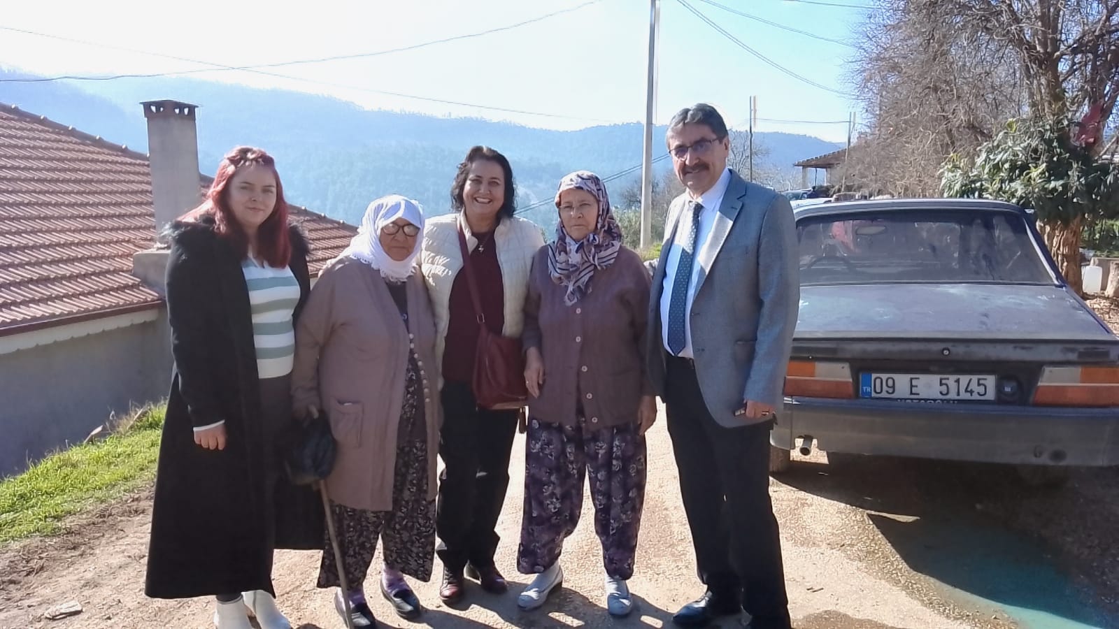 Zeki İnal sıkmadık el bırakmıyor