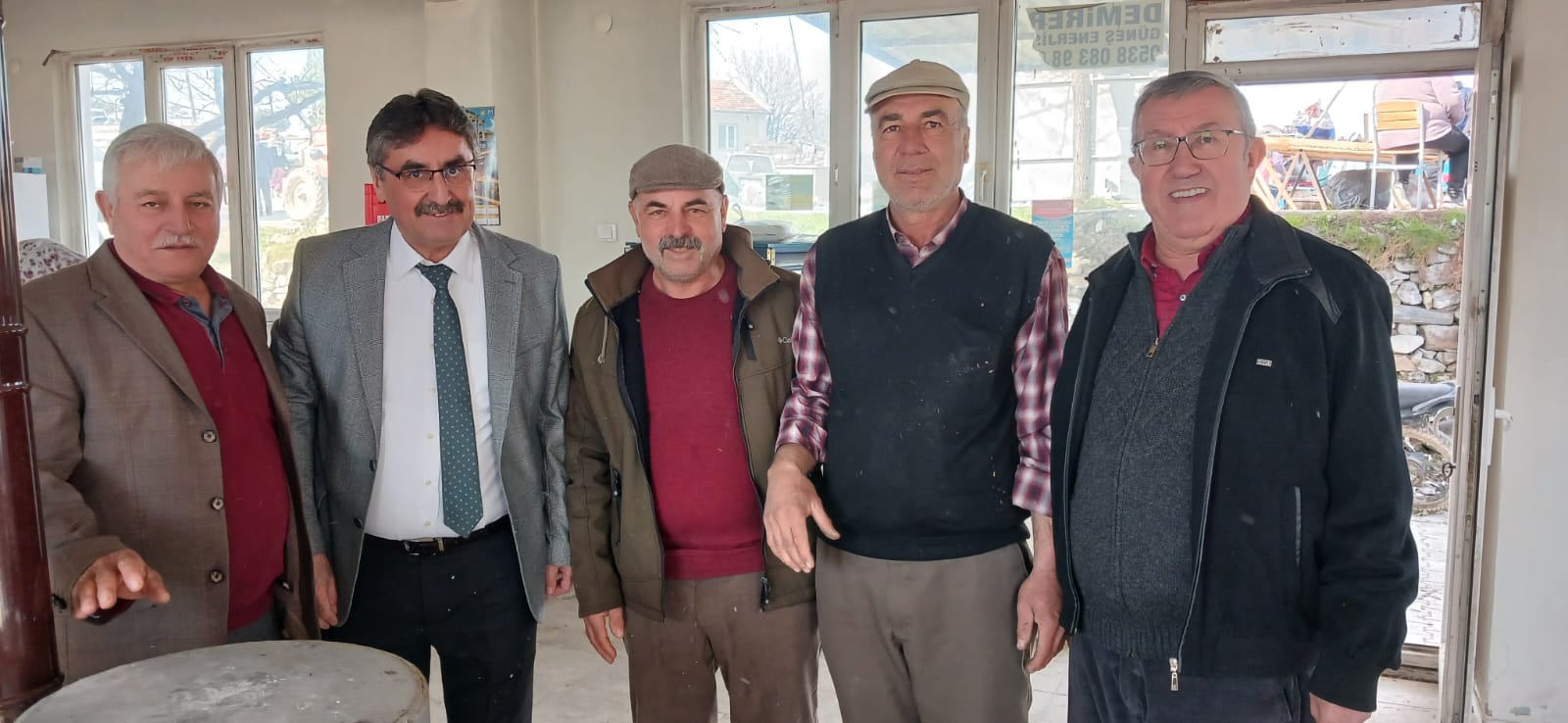 Zeki İnal sıkmadık el bırakmıyor