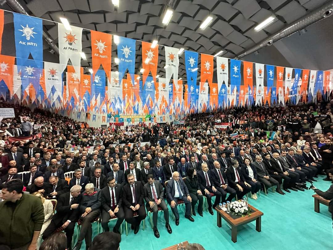 AK PARTİ ADAY TANITIM TOPLANTISI GÖVDE GÖSTERİSİNE DÖNDÜ