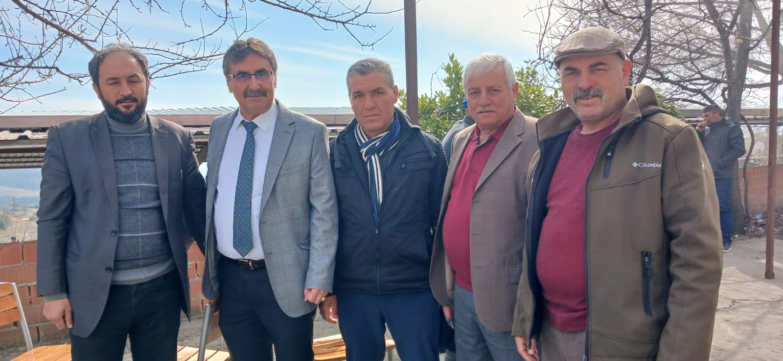 Zeki İnal sıkmadık el bırakmıyor