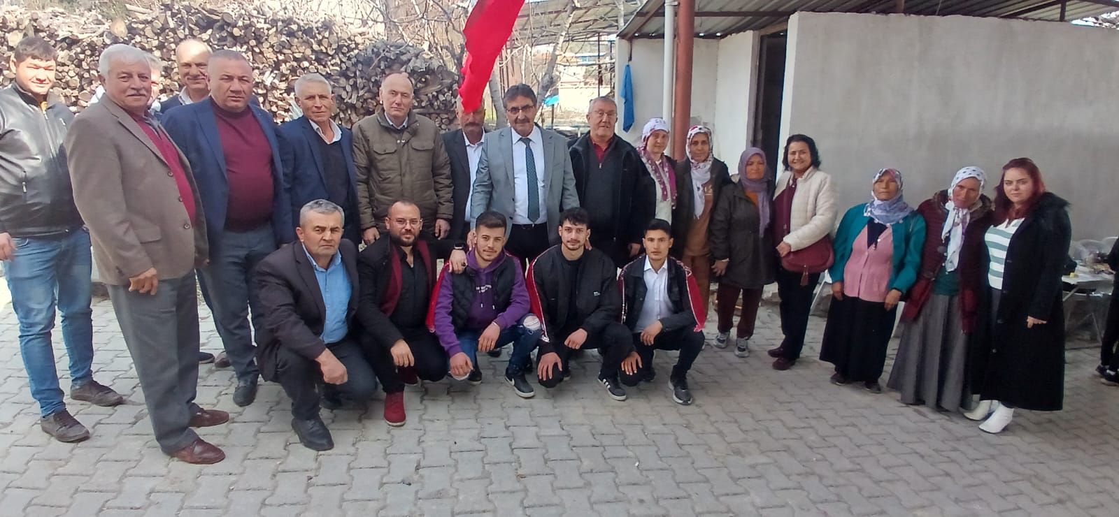 Zeki İnal sıkmadık el bırakmıyor