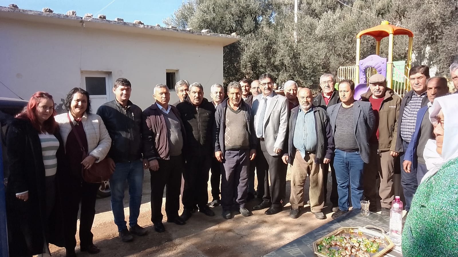 Zeki İnal sıkmadık el bırakmıyor