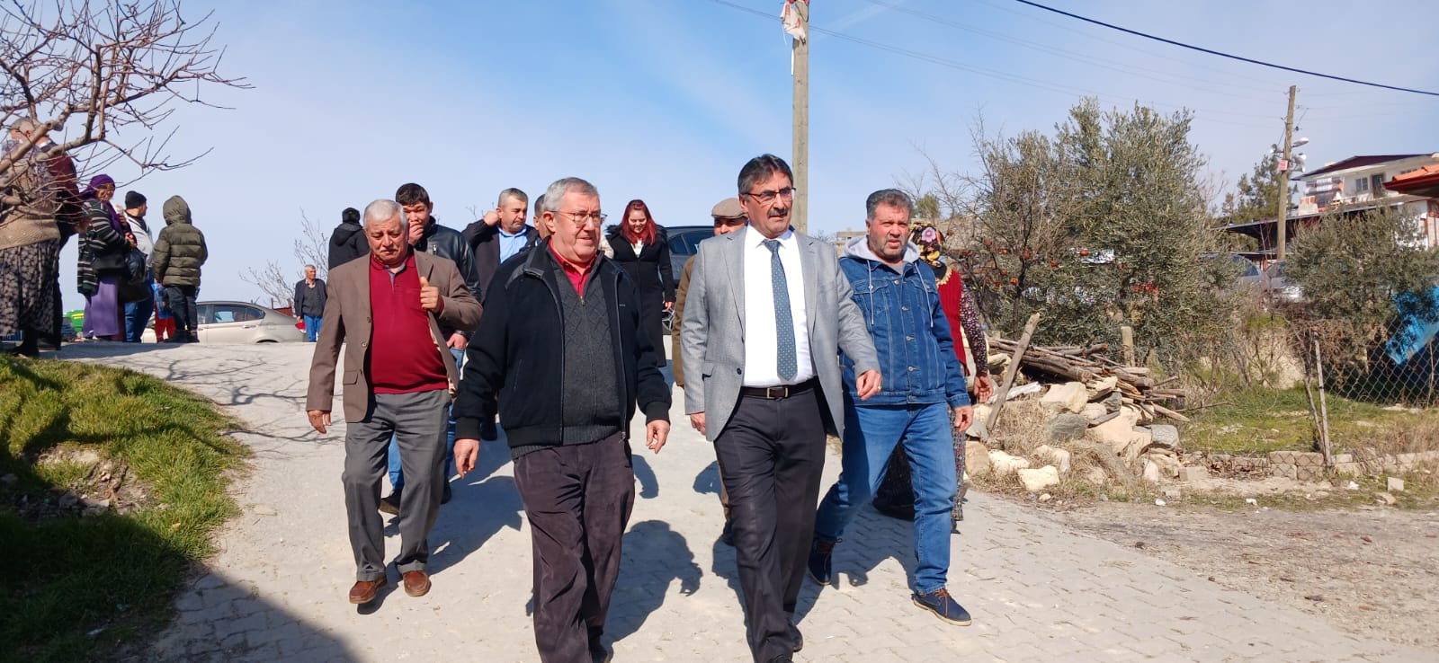 Zeki İnal sıkmadık el bırakmıyor