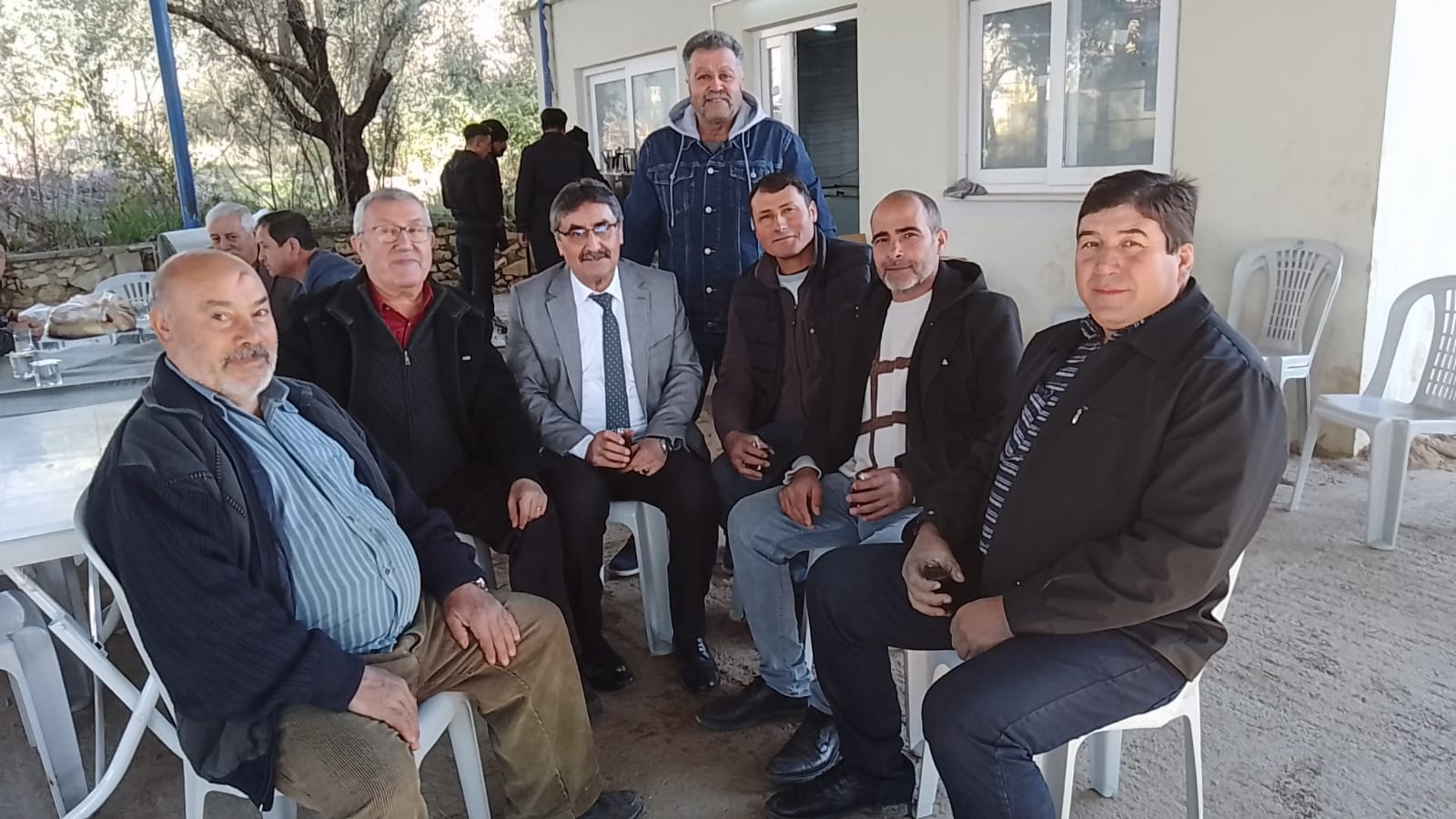 Zeki İnal sıkmadık el bırakmıyor