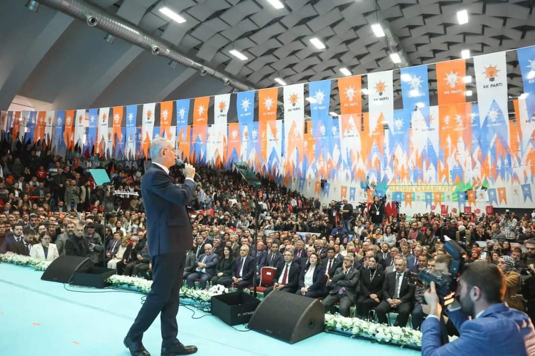 AK PARTİ ADAY TANITIM TOPLANTISI GÖVDE GÖSTERİSİNE DÖNDÜ