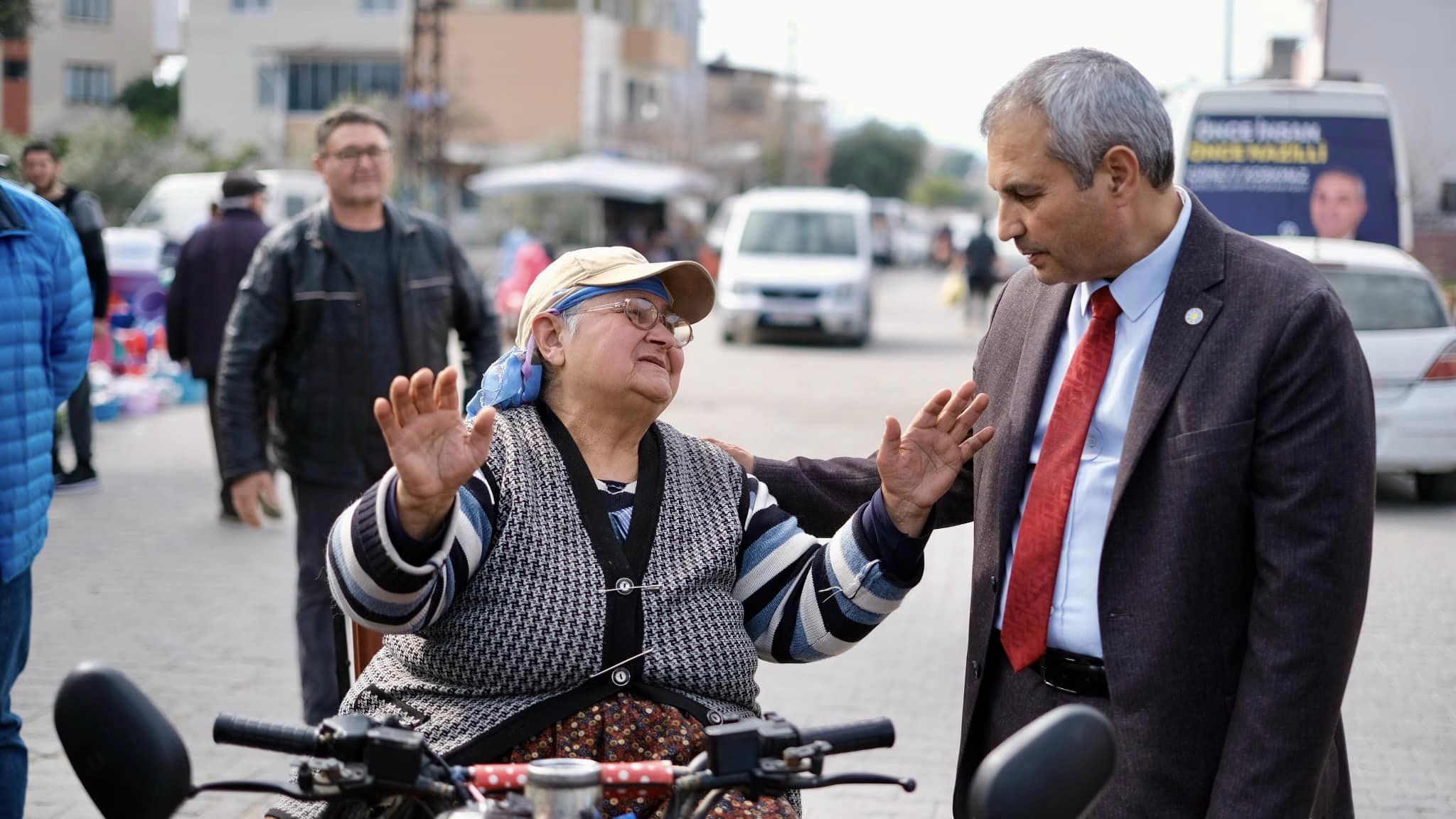 İYİ Partili Cüneyt Korkmaz Gittiği her yerde sevgi ile karşılanıyor