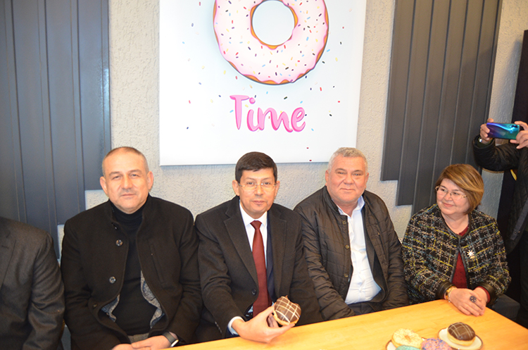 Boston Donuts Hizmete girdi.