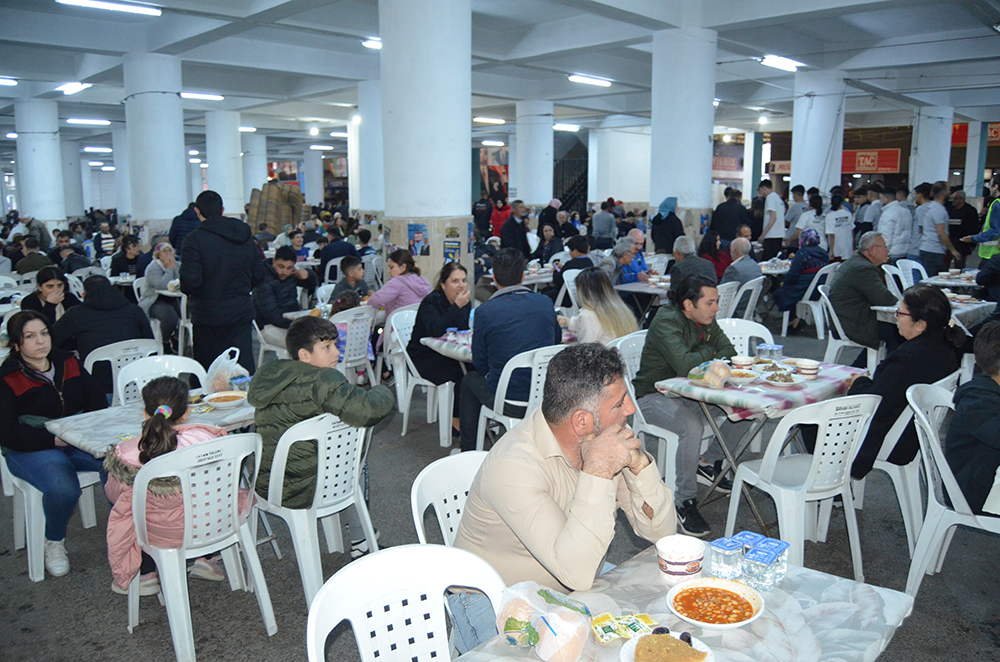 Esat Ergülerden 12 Bin kişilik iftar yemeği
