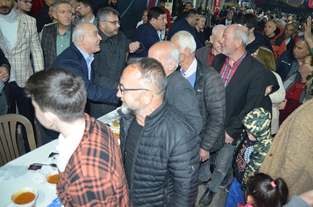 Esat Ergülerden 12 Bin kişilik iftar yemeği