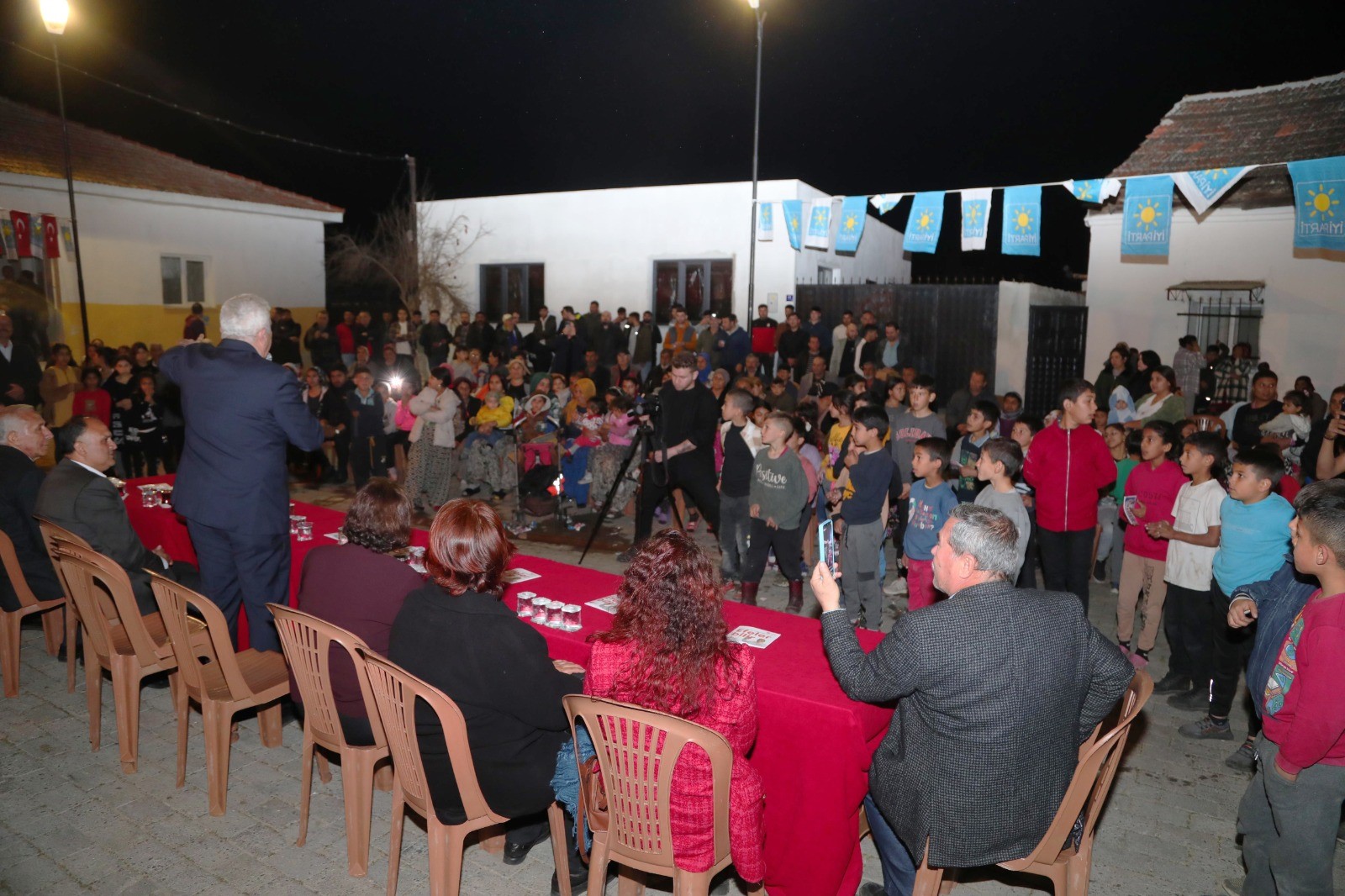 BAŞKAN ATAY ZİYARET ETTİĞİ MAHALLELERE YENİ MÜJDELER VERİYOR