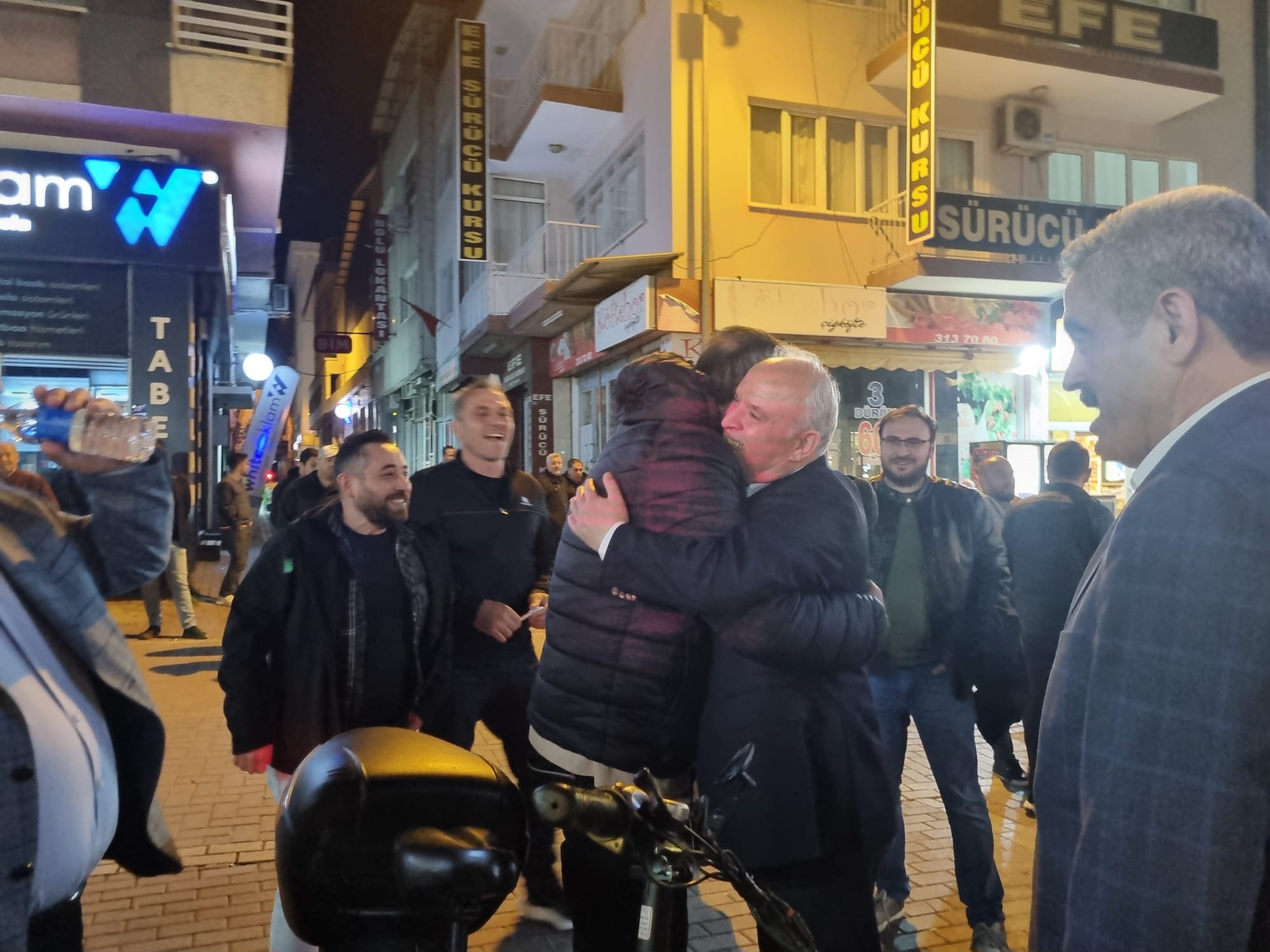 Siyasi rakipler karşılaşırsa ortaya ilginç görüntüler çıkabilir