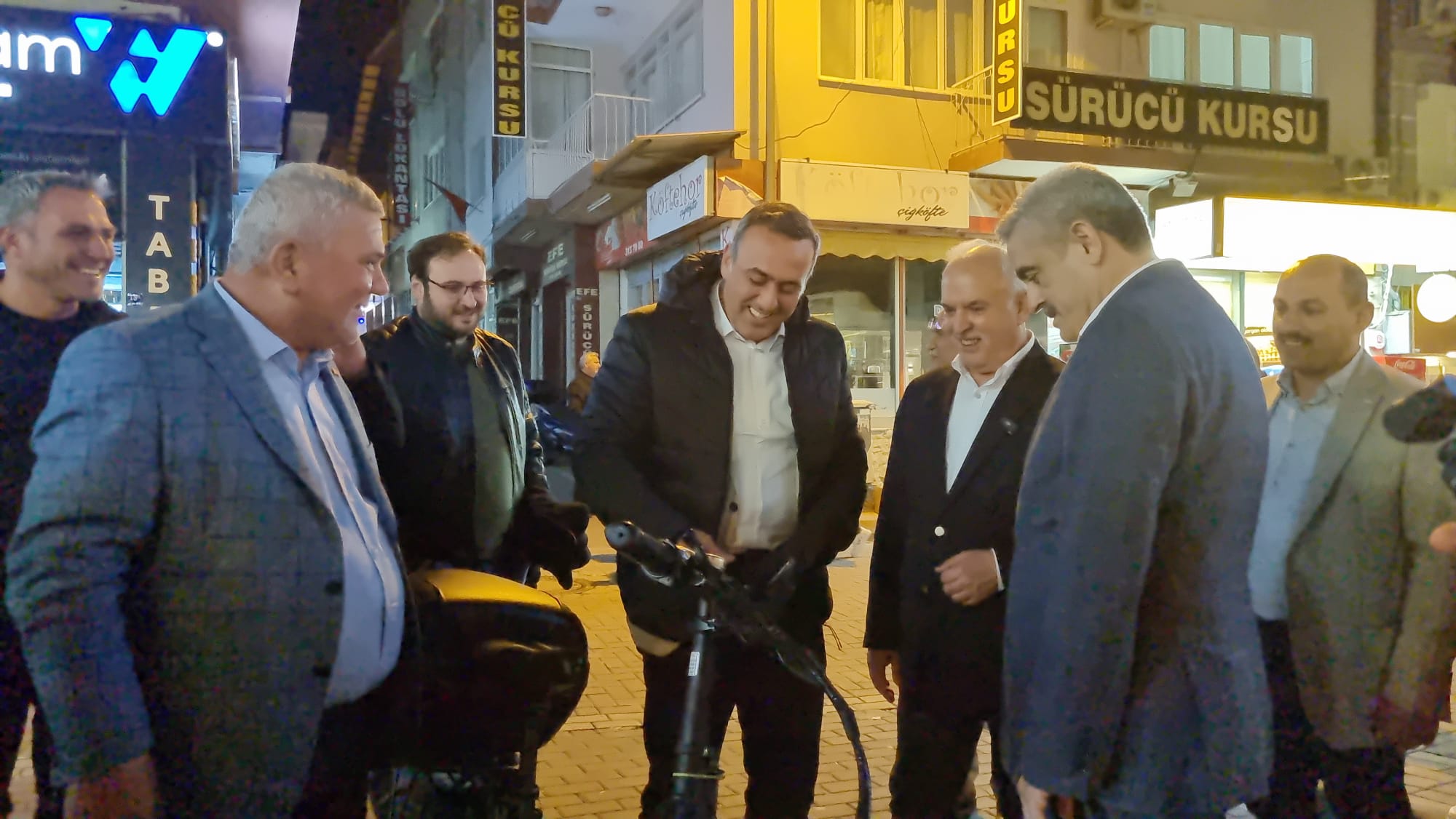 Siyasi rakipler karşılaşırsa ortaya ilginç görüntüler çıkabilir