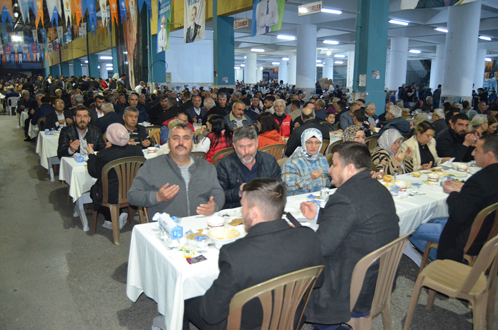 Esat Ergülerden 12 Bin kişilik iftar yemeği