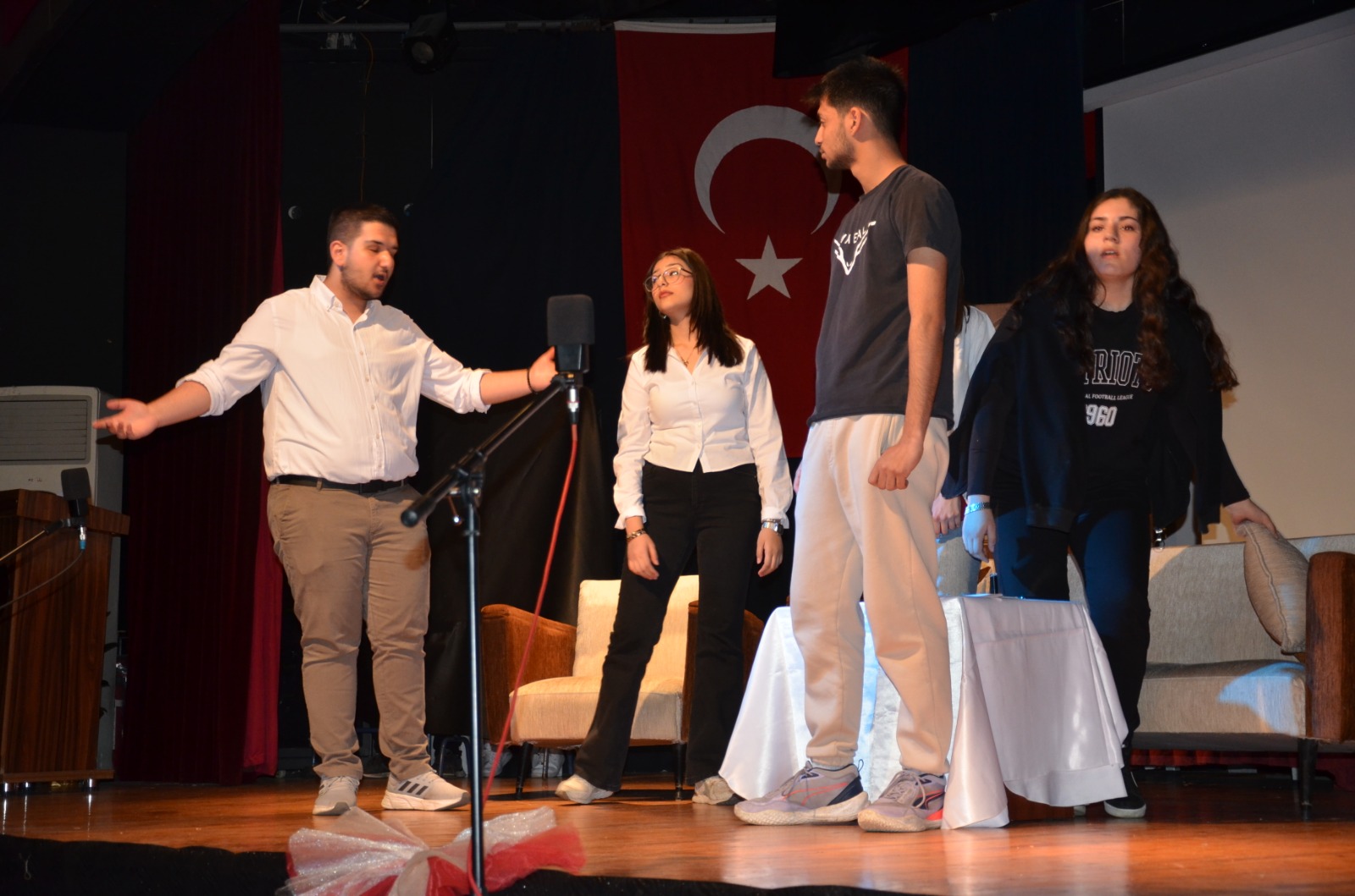 İlçe Milli Eğitim Bir ilke imza attı Nazilli'de Tiyatro Şenliği Başladı