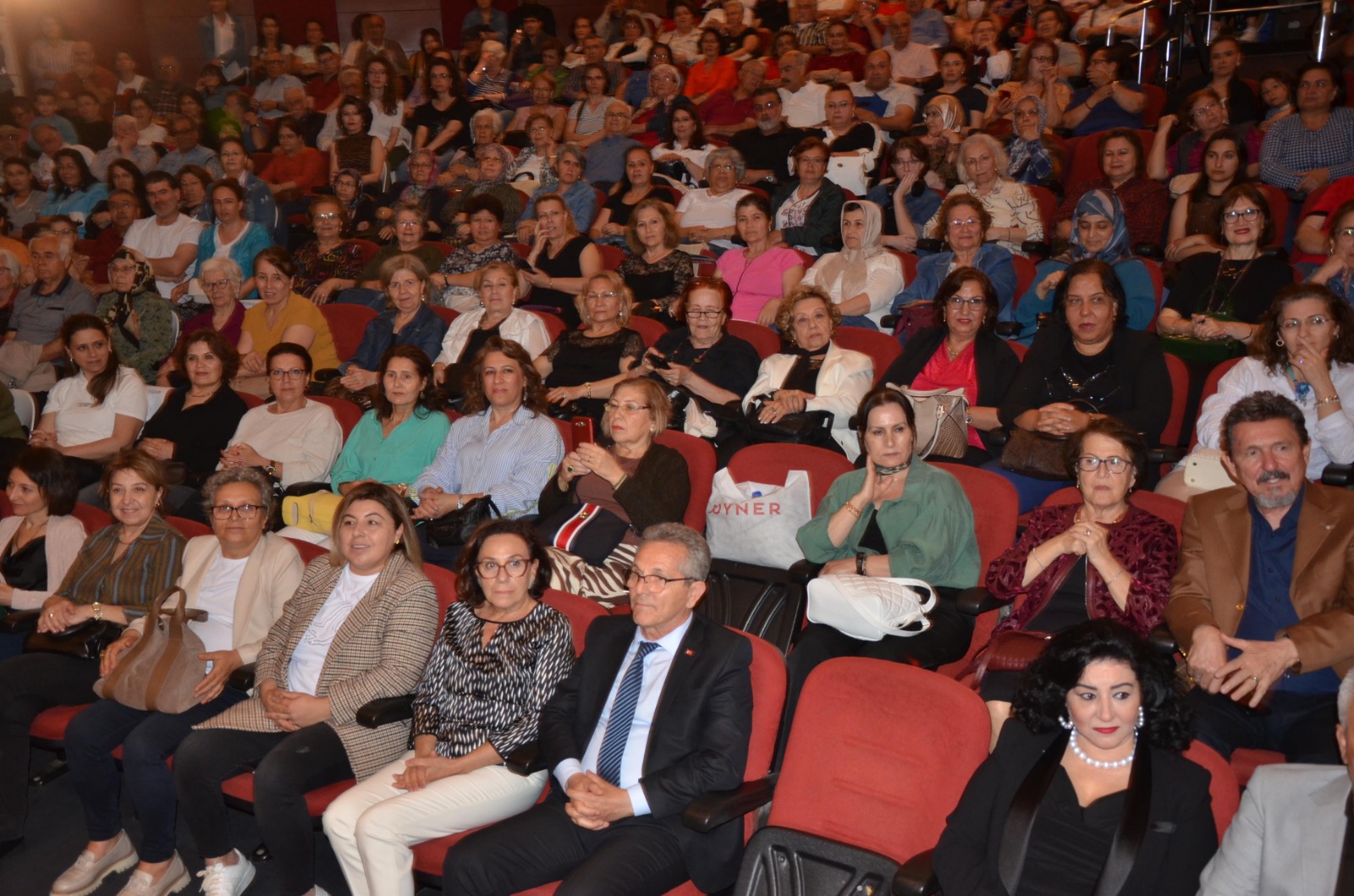 NAZİLLİ BELEDİYESİ TSM KOROSUNUN BAHAR KONSERİ BÜYÜLEDİ