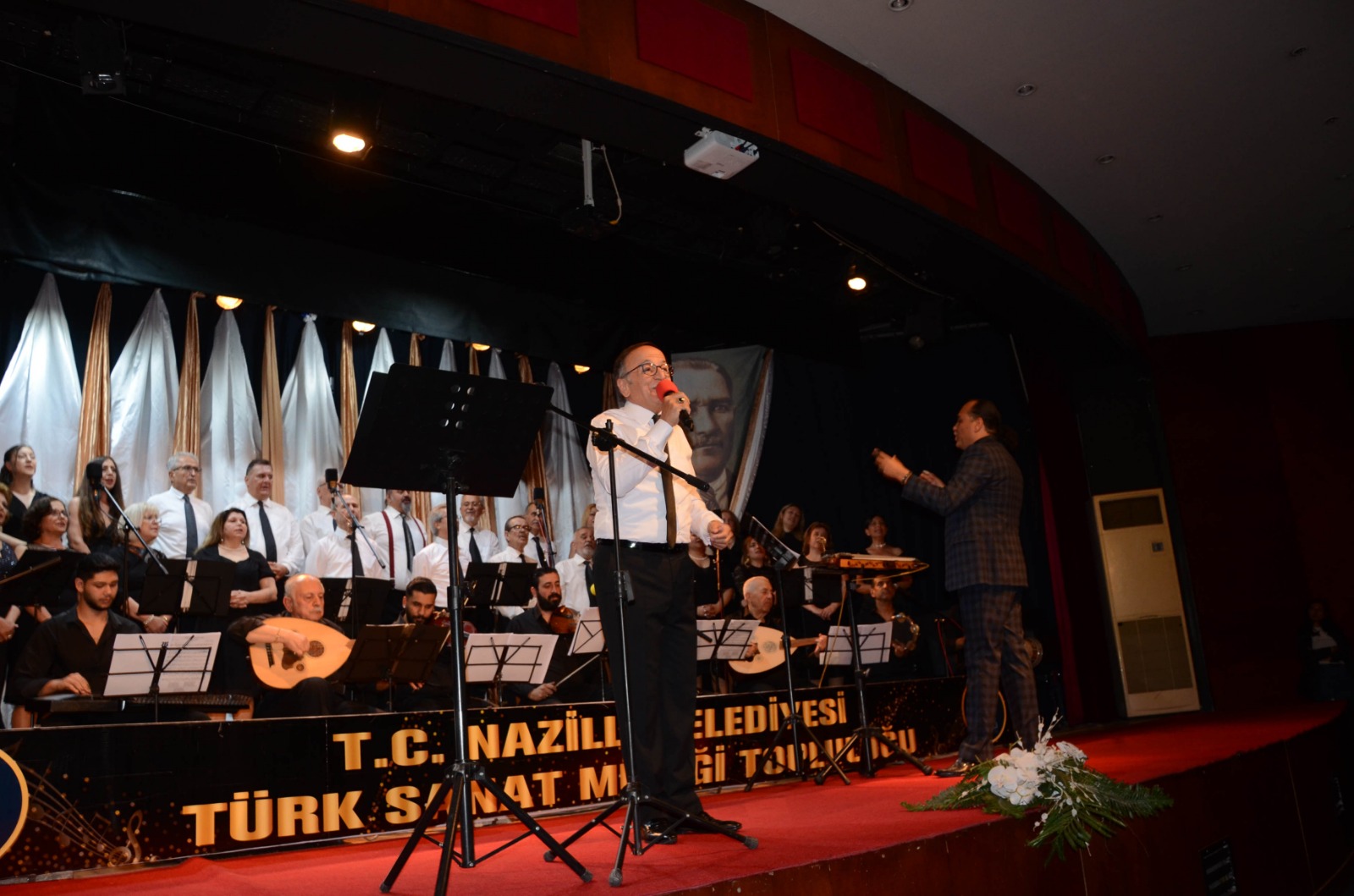 NAZİLLİ BELEDİYESİ TSM KOROSUNUN BAHAR KONSERİ BÜYÜLEDİ