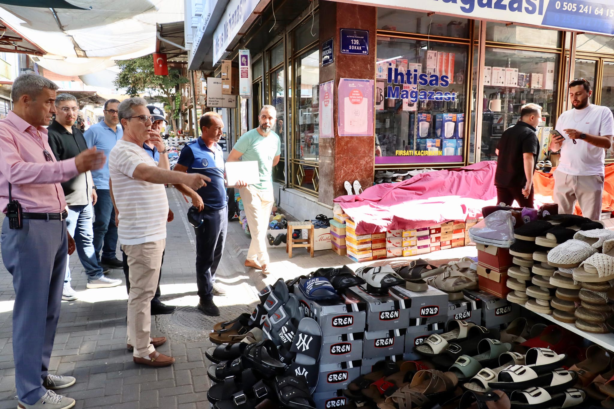 NAZİLLİ'DE ZABITALAR BAŞKAN TETİK İLE BERABER DENETİME ÇIKTI UYARILARINI YAPTI