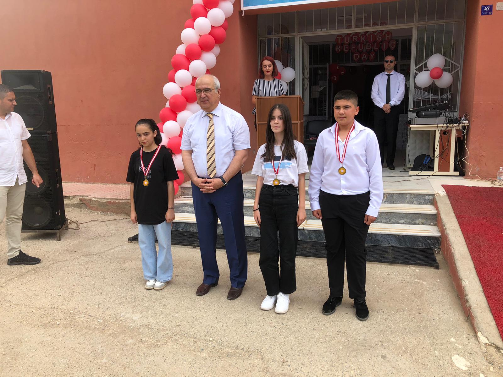 NAZİLLİ'DE ÖĞRENCİLERİN KARNE HEYECANI