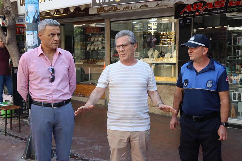 NAZİLLİ'DE ZABITALAR BAŞKAN TETİK İLE BERABER DENETİME ÇIKTI UYARILARINI YAPTI